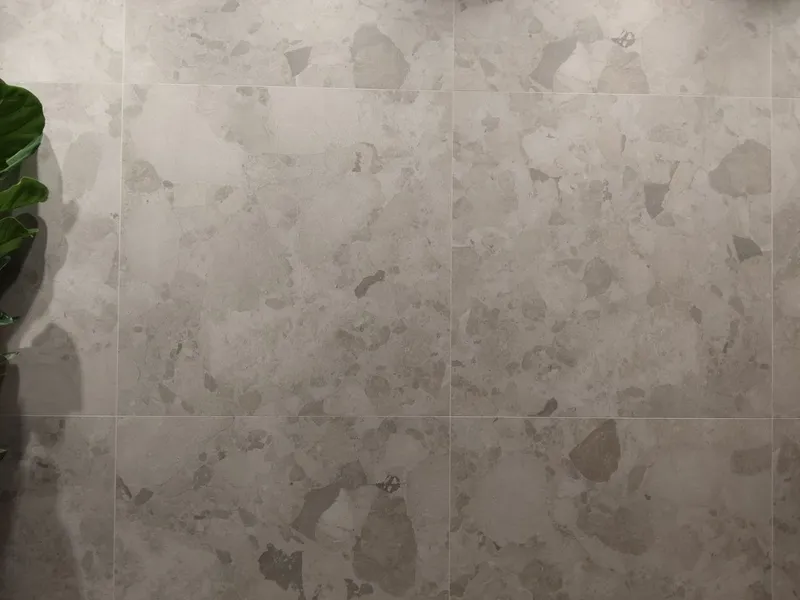 Lastra in gres porcellanato effetto graniglia in grande formato al Cersaie 2026
